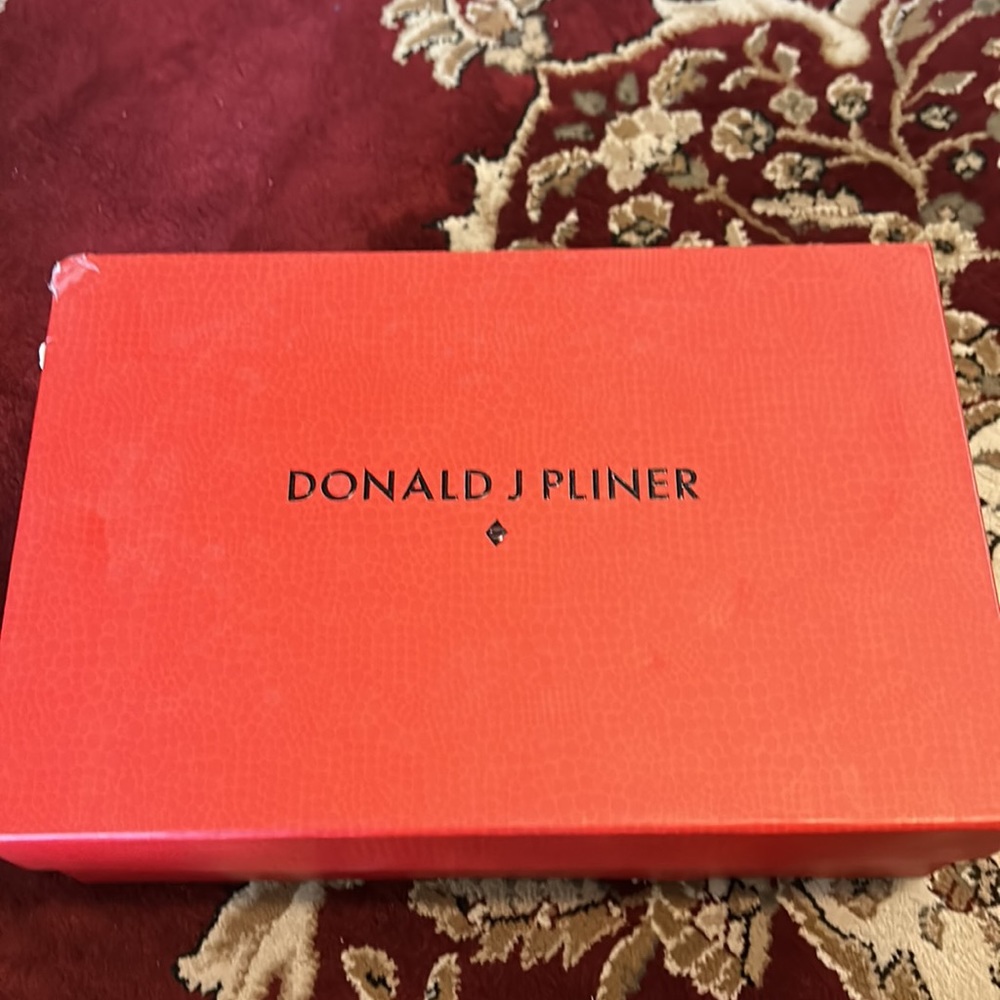 Donald J Pliner Shoes - Picture 5 of 6
